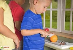 Maison D’Enfants En Bois Toute Equipée Victoria Inn -Portique Jardin Soldes Magasin maison enfant cabane bois victorienne equipee cuisine 3